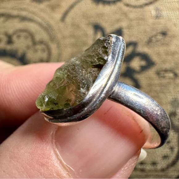 Moldavite and sterling silver ring - Picture 4 of 16